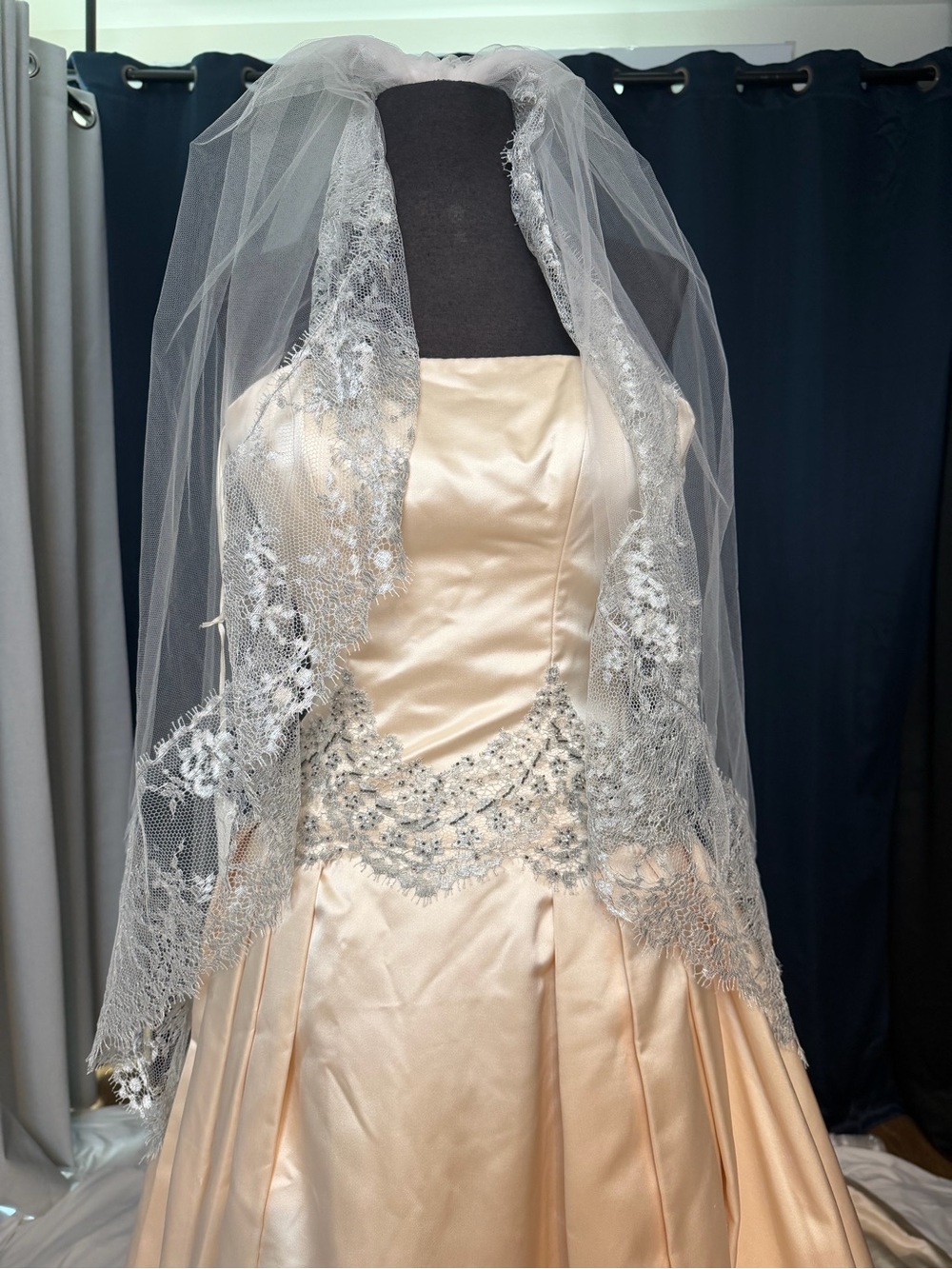 NWT COCOE VOCI WEDDING GOWN SIZE 4 w/veil & clutch - Picture 11 of 16